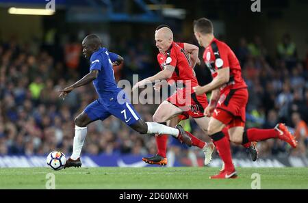 Chelsea's N'Golo Kante (links) springt von Huddersfield Town's Aaron ab Mooy (10) Stockfoto