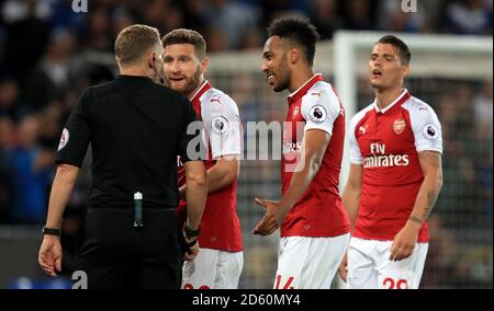 Arsenals Shkodran Mustafi (zweite links), Pierre-Emerick Aubameyang (Mitte) und Granit Xhaka appellieren an Schiedsrichter Graham Scott Stockfoto