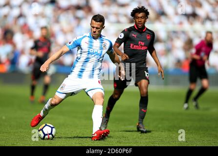 Jonathan Hogg (links) von Huddersfield Town und Alex Iwobi von Arsenal Für den Ball Stockfoto