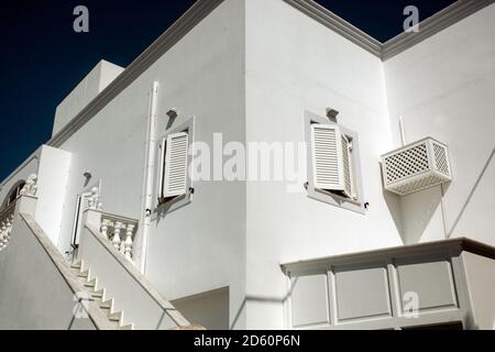 Santorini Treppe zum weißen Haus mit Fenstern griechische Insel Weißes Haus Griechenland Inseln Stockfoto
