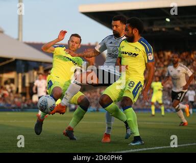 Fulhams Ryan Fredericks (Mitte) in Aktion mit Andreas von Derby County Weimann (links) und Ikechi Anya Stockfoto