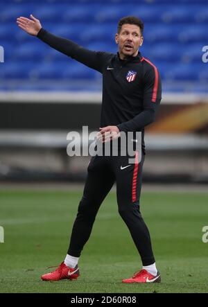 Atletico Madrids Manager Diego Simeone spricht während des Gesprächs mit seinen Spielern Trainingseinheit vor dem Europa League Finale Stockfoto