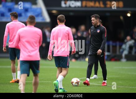 Atletico Madrids Manager Diego Simeone spricht während des Gesprächs mit seinen Spielern Trainingseinheit vor dem Europa League Finale Stockfoto