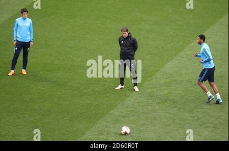 Marseille Manager Rudi Garci’a beobachtet seine Spieler während des Trainings Stade de Lyon vor dem Europa League Finale in Lyon Morgen Stockfoto