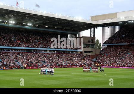 Die Spieler stellen sich vor einer Minute Applaus findet in Ehre des ehemaligen Aston Villa Spieler Jlloyd Samuel, der traurig Ist gestorben Stockfoto