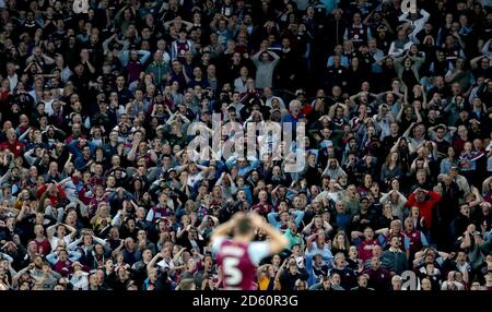 Aston Villa Fans in den Tribünen reagieren auf einen verpassten Chance Stockfoto