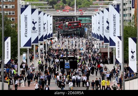 Unterstützer machen sich auf den Weg zum Tottenham Hotspur gegen Newcastle United Premier League Spiel im Wembley Stadion Stockfoto