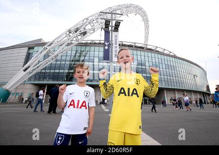 Junge Tottenham Hotspur-Fans posieren vor dem Stadion Tottenham Hotspur gegen Newcastle United Premier League Spiel in Wembley Stadion Stockfoto