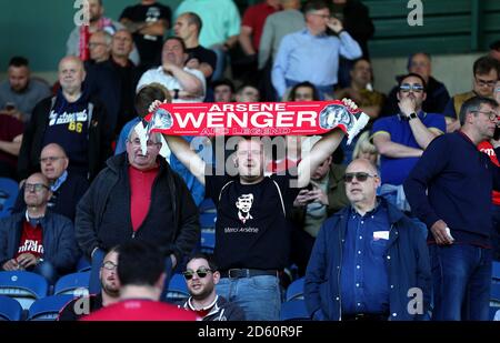 Ein Arsenal-Fan hält einen Arsene Wenger-Schal hoch Die Tribünen Stockfoto