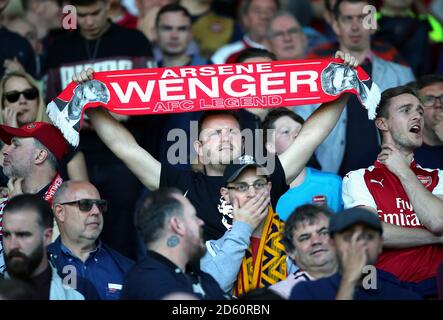 Arsenal Fans in den Tribünen halten einen Schal zu Ehren Scheidender Manager Arsene Wenger Stockfoto