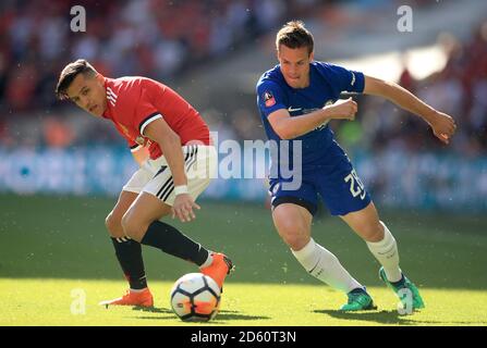 Alexis Sanchez von Manchester United (links) und Cesar Azpilicueta von Chelsea Für den Ball Stockfoto