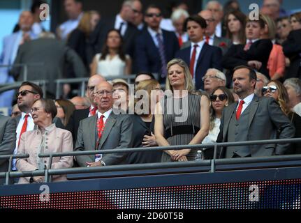 Sir Bobby Charlton (2. Links) mit Frau Norma Ball (links), Manchester United-Chef Ed Woodward (rechts) Stockfoto