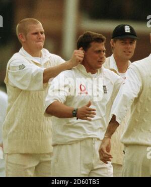 Englands Matthew Hoggard (l) hält die Ohren von Darren Gough (c) Gough feiert die Entlassung von Franklyn Rose lbw von West Indies Stockfoto