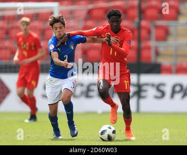 Italiens Samuele Ricci (links) und Belgiens Amadou Onana kämpfen um Der Ball Stockfoto