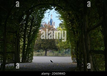 Blick durch eine dunkle Arkade vom Hainbuche zum Turm des Schweriner Schlosses, ausgewählter Fokus, enge Schärfentiefe Stockfoto