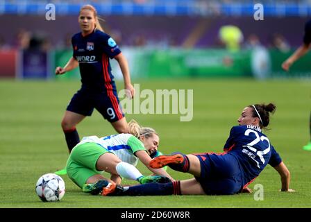 Olympic Lyonnais' Lucy Bronze (rechts) bekämpft Wolfsburgs Lena Goessling Stockfoto