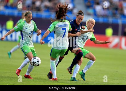 Olympic Lyonnais' Lucy Bronze (zweite von rechts) kämpft mit Wolfsburgs Pernille Harder (rechts), Sara Bjork Gunnarsdótti und Lara Dickenmann (links) Stockfoto