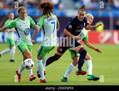 Olympic Lyonnais' Lucy Bronze (zweite von rechts) kämpft mit Wolfsburgs Pernille Harder (rechts), Sara Bjork Gunnarsdótti und Lara Dickenmann (links) Stockfoto