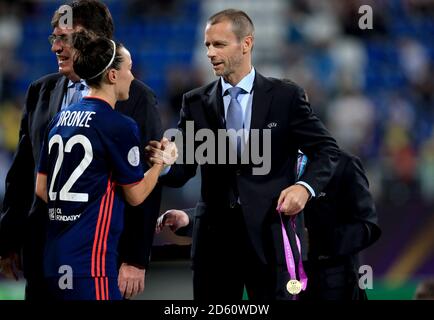 UEFA-Präsident Aleksander Ceferin (rechts) gratuliert Olympic Lyonnais' Lucy Bronze Nach dem Gewinn des UEFA Women's Champions League Finales Stockfoto