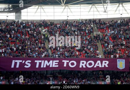 Eine allgemeine Ansicht der Aston Villa Fans in den Tribünen Bevor das Spiel beginnt Stockfoto