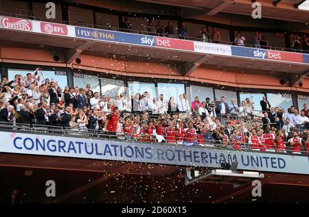 Rotherham United Spieler feiern nach dem letzten Pfiff, Stockfoto