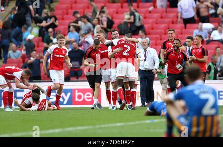 Rotherham United Spieler feiern Förderung nach der letzten Pfeife Stockfoto