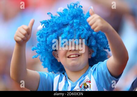 Ein junger Coventry City Fan gibt den Daumen nach oben Die Tribünen Stockfoto