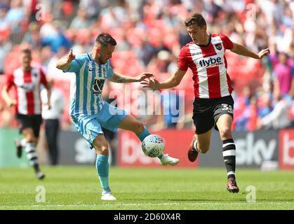 Marc McNulty von Coventry City (links) in Aktion mit Exeter City's Jordan Story Stockfoto