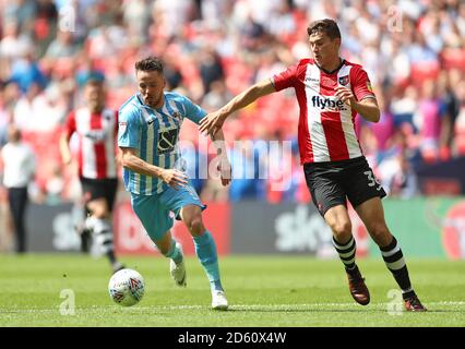 Marc McNulty von Coventry City (links) in Aktion mit Exeter City's Jordan Story Stockfoto