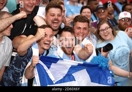 Marc McNulty von Coventry City feiert mit den Fans nach seinem Side-Win-Promotion zur Sky Bet League One Stockfoto