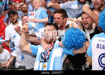 Marc McNulty von Coventry City feiert mit den Fans nach seinem Side-Win-Promotion zur Sky Bet League One Stockfoto