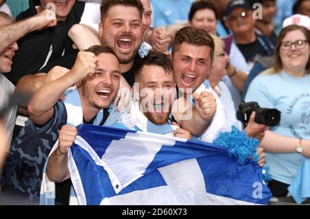 Marc McNulty von Coventry City feiert mit den Fans nach seinem Side-Win-Promotion zur Sky Bet League One Stockfoto