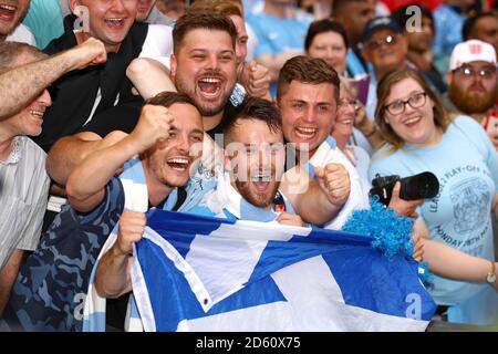 Marc McNulty von Coventry City feiert mit den Fans nach seinem Side-Win-Promotion zur Sky Bet League One Stockfoto