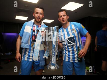 Marc McNulty von Coventry City (links) und Michael Doyle feiern in Die Umkleidekabine nach dem Spiel Stockfoto