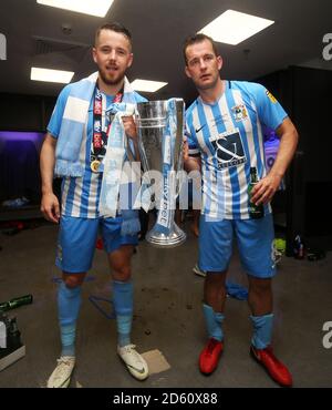 Marc McNulty von Coventry City (links) und Michael Doyle feiern in Die Umkleidekabine nach dem Spiel Stockfoto