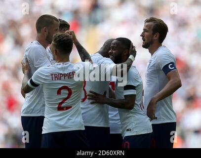 Englands Harry Kane (rechts) feiert das zweite Tor seiner Seite Mit Teamkollegen Stockfoto