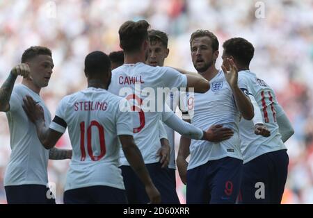 Englands Harry Kane (zweite rechts) Feiert das zweite Tor seiner Mannschaft mit Teamkollegen Gary Cahill (Mitte) und Raheem Sterling (zweite rechts) Stockfoto