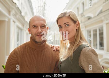 Portrait von schönen reifen Paar umarmen und lächeln an der Kamera Stockfoto