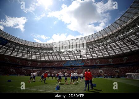 Allgemeine Ansicht der russischen Spieler während einer Trainingseinheit im Inneren Das Luschniki-Stadion in Moskau Stockfoto