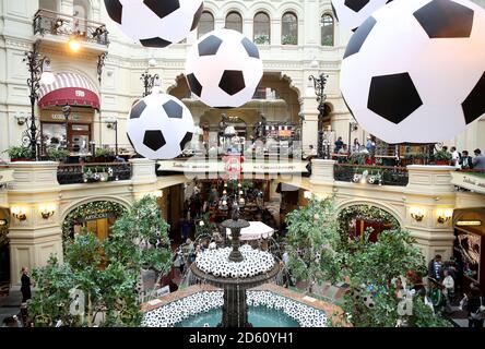 Ein Blick auf die Fußball-Dekorationen im TSUM (Central Universal Department Store) in Moskau vor der Eröffnung der FIFA Fußball-Weltmeisterschaft 2018 in Moskau, Russland Stockfoto