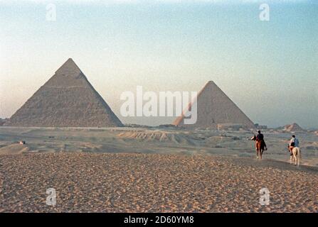 Pyramide von Khafre (Chefren), Pyramide von Menkaure (Mykerinos) (von links), Giza, Kairo, September 1984, Ägypten Stockfoto