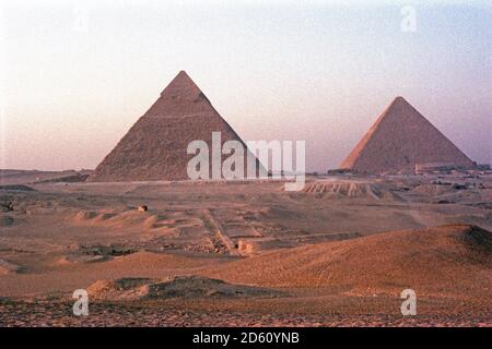 Pyramide von Khafre (Chefren), Pyramide von Menkaure (Mykerinos) (von links), Giza, Kairo, September 1984, Ägypten Stockfoto