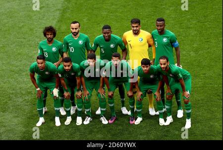 Saudi-Arabiens Yasser Al-Shahrani (hinten links nach rechts), Saudi-Arabiens Mohammad Al-Sahlawi, Saudi-Arabiens Omar Hawsawi, Saudi-Arabiens Torwart Abdullah Al-Mayouf und Saudi-Arabiens Osama Hawsawi, Saudi-Arabiens Salem Al-Dawsari (vorne links nach rechts), Saudi-Arabiens Mohammed Al-Breik, Saudi-Arabiens Taisir Al-Jassim, Saudi Arabiens Salman Al-Faraj, Saudi Arabiens Yahya Al-Shehri und Saudi Arabiens Abdullah Otayf posieren für ein Foto vor dem Anstoß Stockfoto