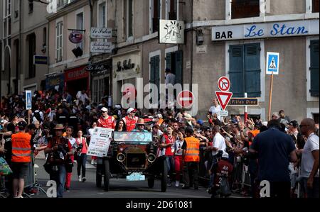 Die Fahrer ziehen durch die Straßen von Le Mans Stockfoto