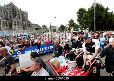 Fernando Alonso bei der Parade der Fahrer durch die Straßen von Le Mans Stockfoto