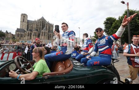 Jenson Button bei der Parade der Fahrer durch die Straßen von Le Mans Stockfoto