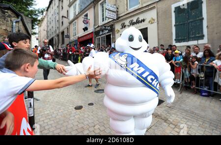 Der Michelin-Mann bei der Parade der Fahrer durch die Straßen Von Le Mans Stockfoto