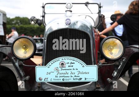 Die Fahrer ziehen durch die Straßen von Le Mans Stockfoto