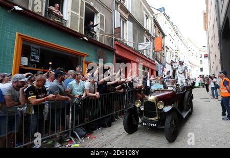 Die Fahrer ziehen durch die Straßen von Le Mans Stockfoto