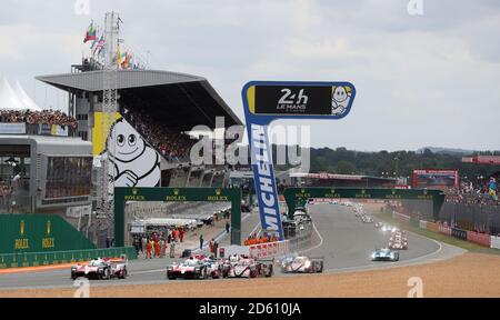 Die beiden Toyota führen vor dem Start der Le Mans 24-Stunden-Rennen Stockfoto